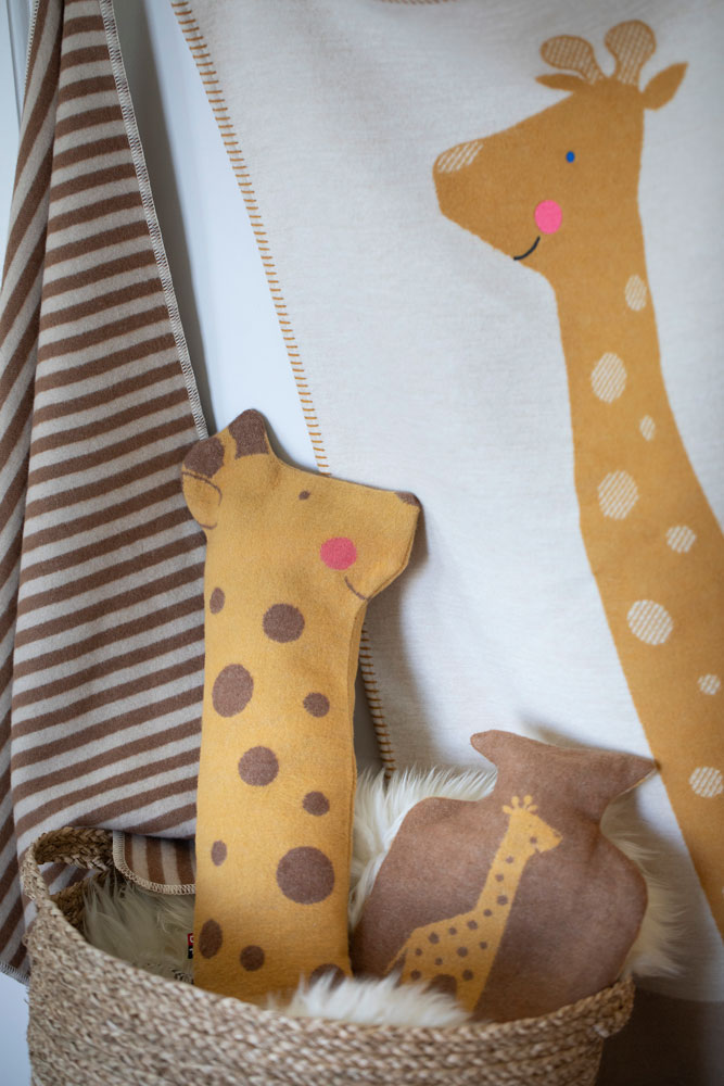 David Fussenewgger kinderdeken met knuffel giraffe Poldi